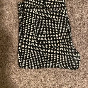 Hounds tooth leggings with pockets and zipper!